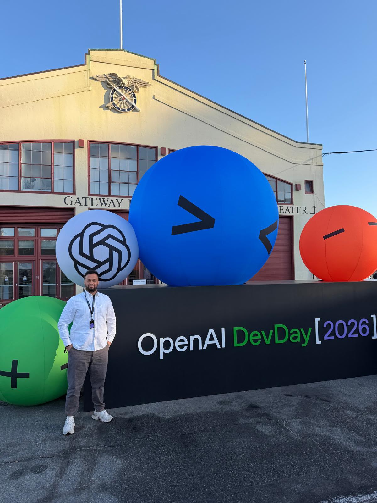 Mustafa Sahinli vor dem Schild „OpenAI DevDay 2026“ in San Francisco